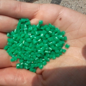 Гранула полиэтилена(состав 70% ВД + 30% НД),  цвет зеленый.