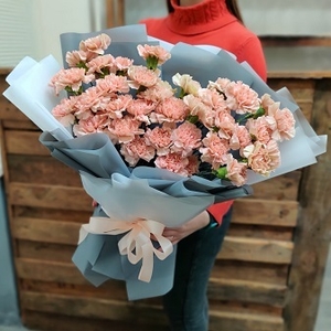 Служба доставки цветов в Харькове,  розы,  гвоздики,  тюльпаны,  ирисы