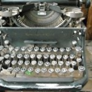 Старинная пишущая машинка.