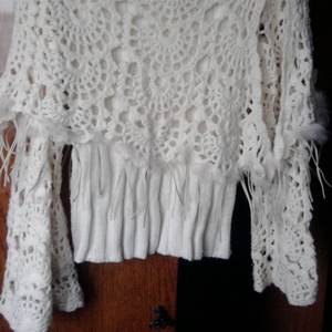 Ажурный нежно-кремовый свитер с открытыми плечами