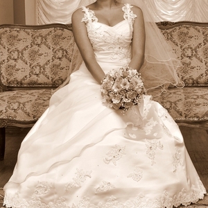 Элегантное свадебное платье и шубка