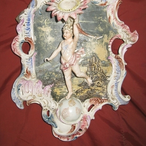 Антикварный сувенир с фигуркой амура из фаянса.