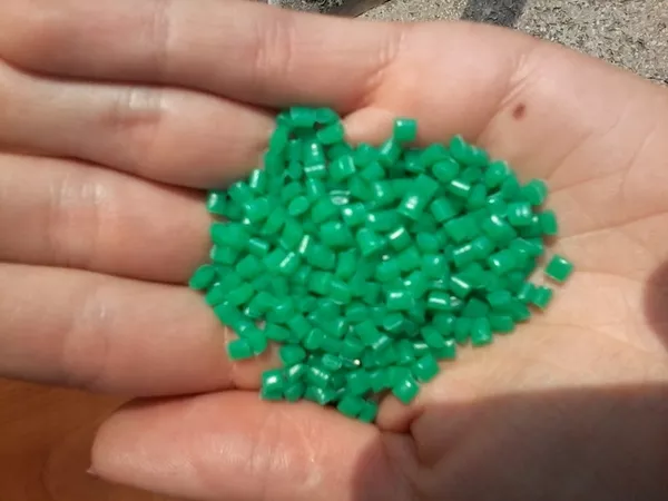 Гранула полиэтилена(состав 70% ВД + 30% НД),  цвет зеленый.