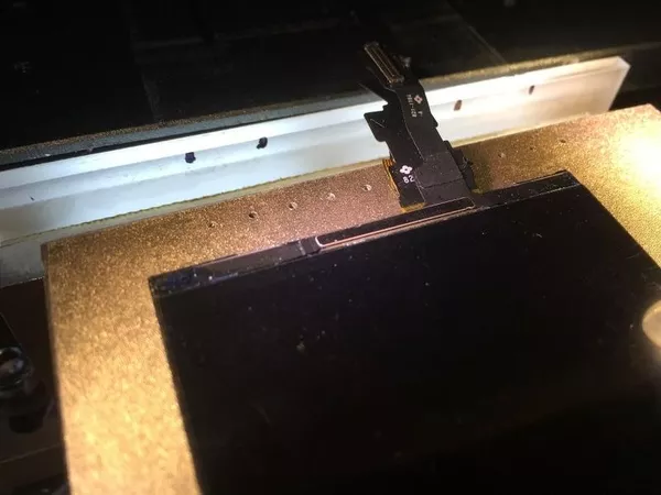 Профессиональная замена ремонт переклейка шлейфов дисплея iPhone 3