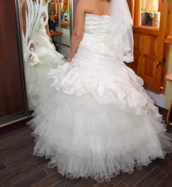 Продам шикарное,  єлегантное свадебное платье,  коллекция 2010 года