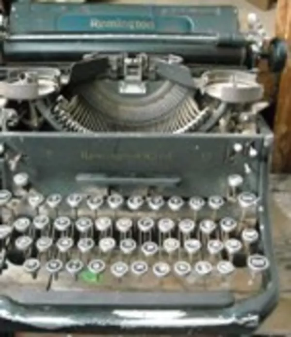 Старинная пишущая машинка.