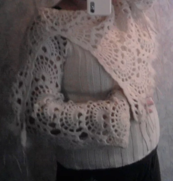 Ажурный нежно-кремовый свитер с открытыми плечами 2