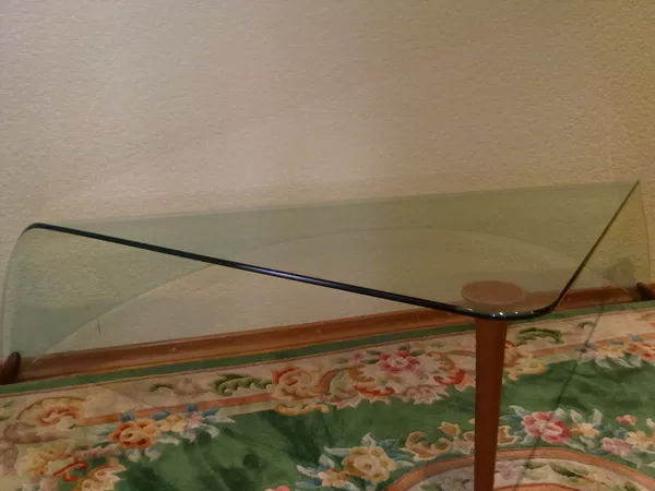 Продам Стеклянный столик, именной.с росписью итальянского дизайнера