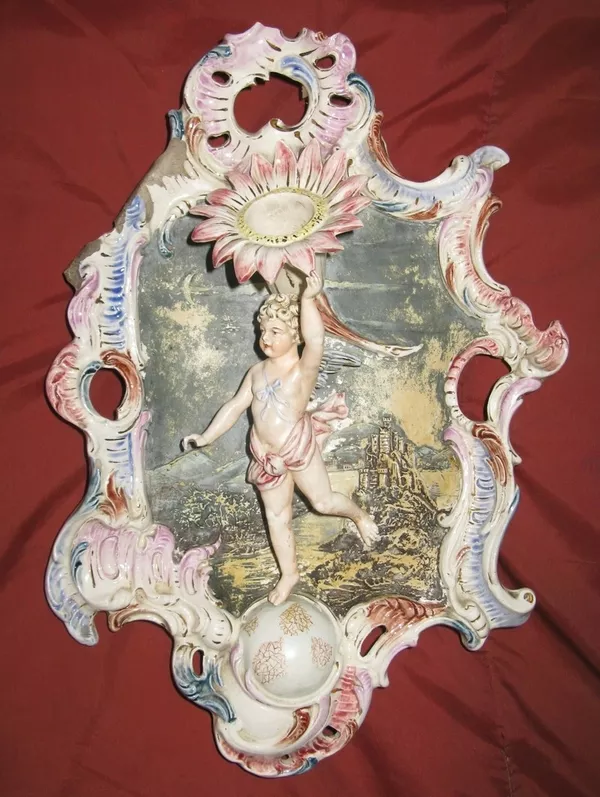Антикварный сувенир с фигуркой амура из фаянса.