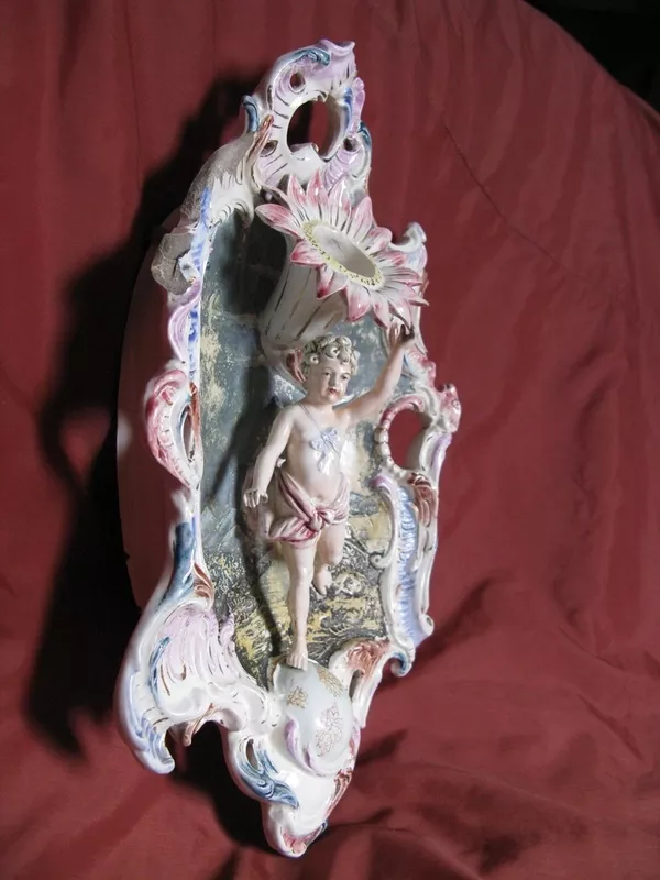 Антикварный сувенир с фигуркой амура из фаянса. 4